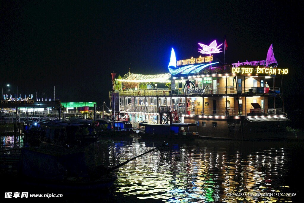 夜晚璀璨的河畔娱乐建筑