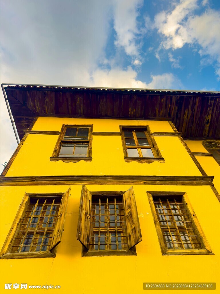 黄色建筑与蓝天白云景观