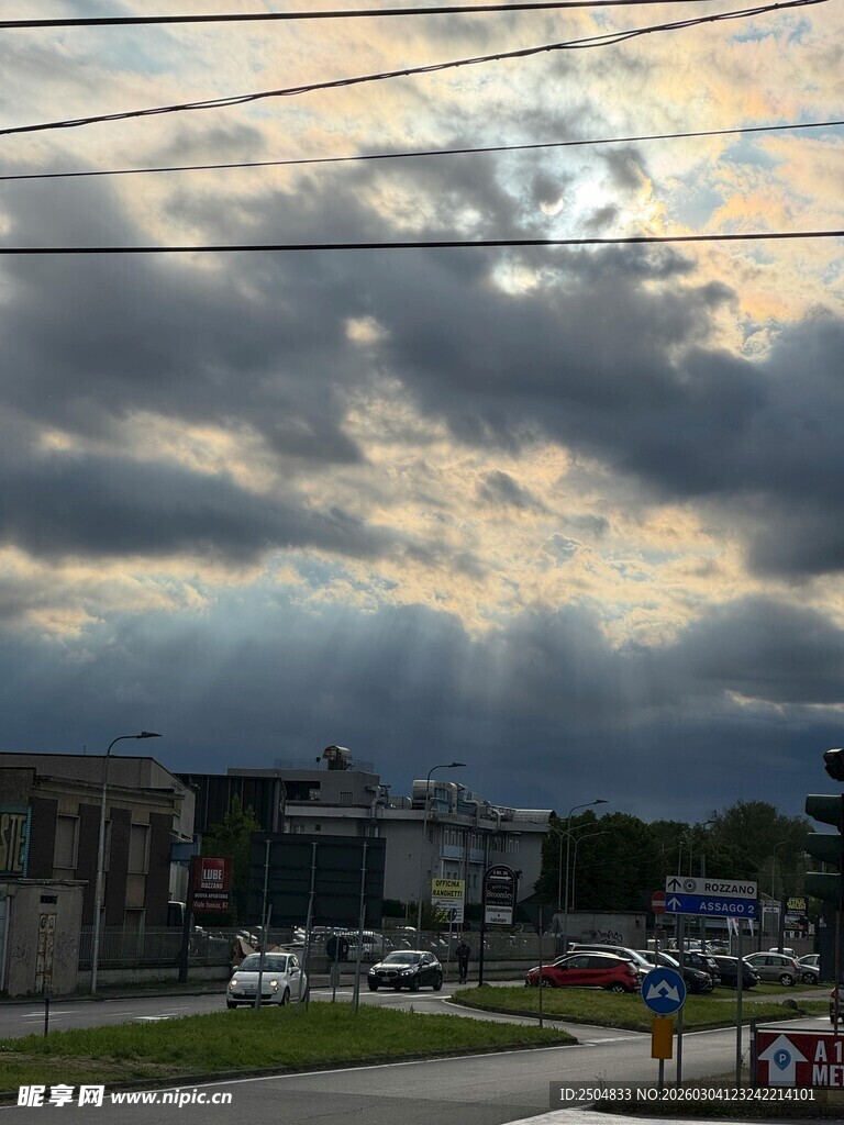 乌云笼罩下的城镇街景