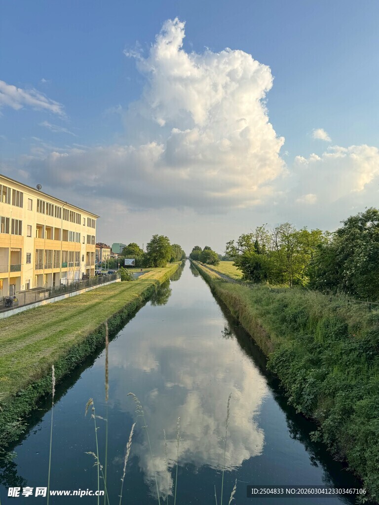 河畔建筑与蓝天白云倒影