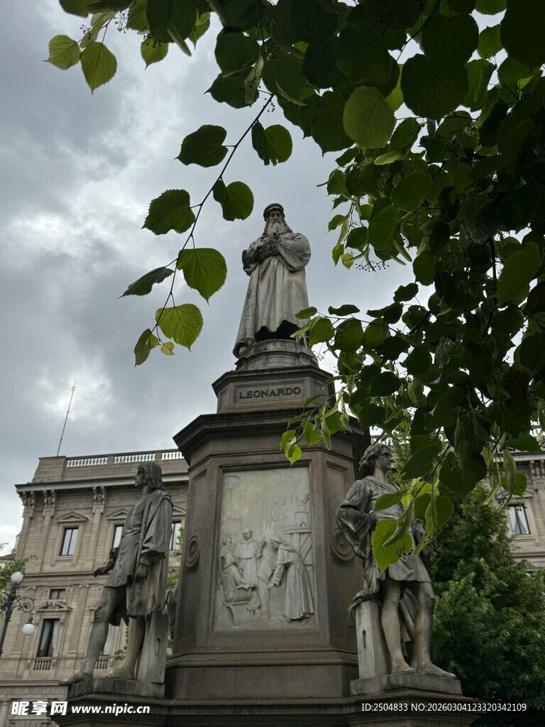 古典雕像与背景建筑景观