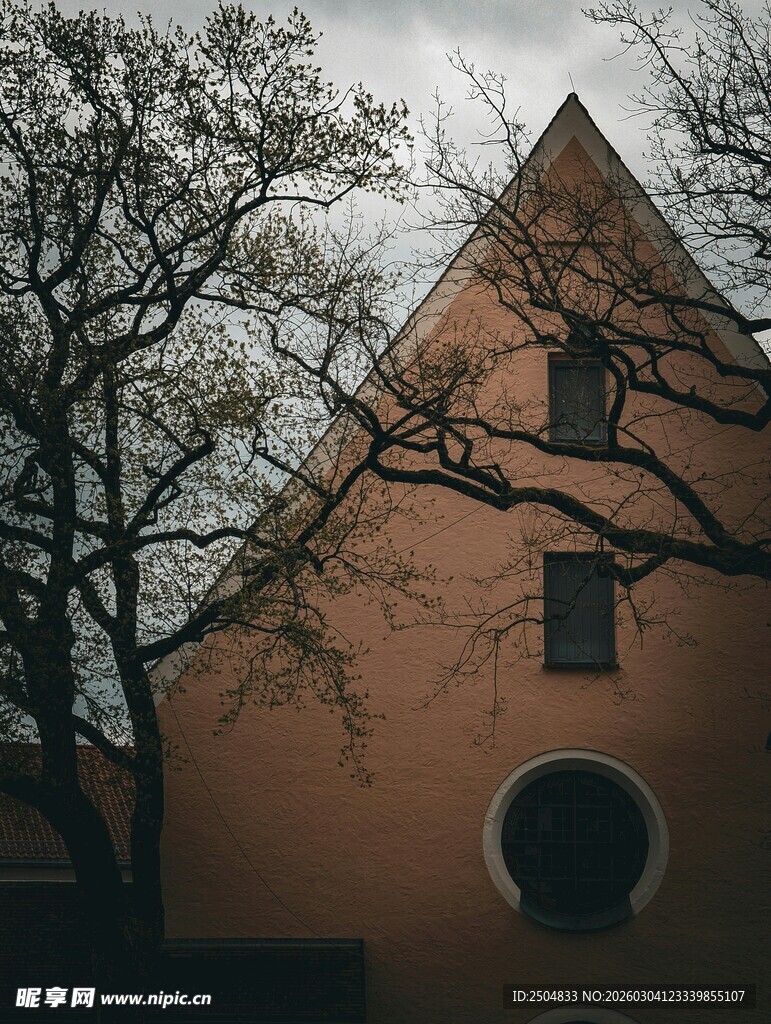红砖建筑与光秃树木景观