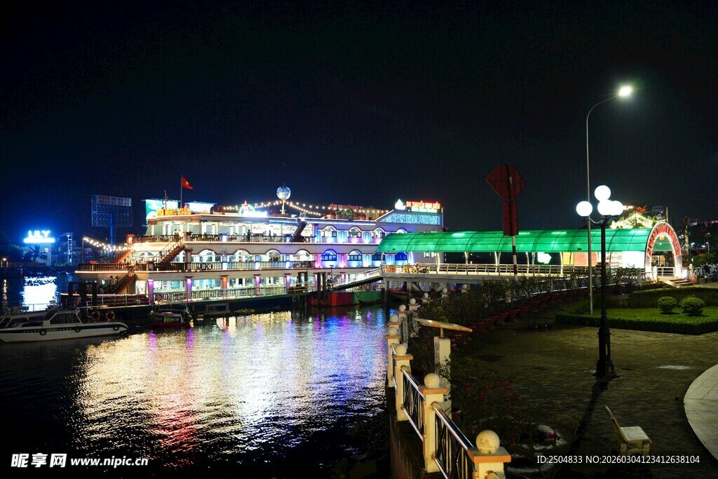 河畔璀璨夜景 船灯火