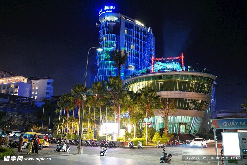 城市璀璨夜景中的繁华建筑