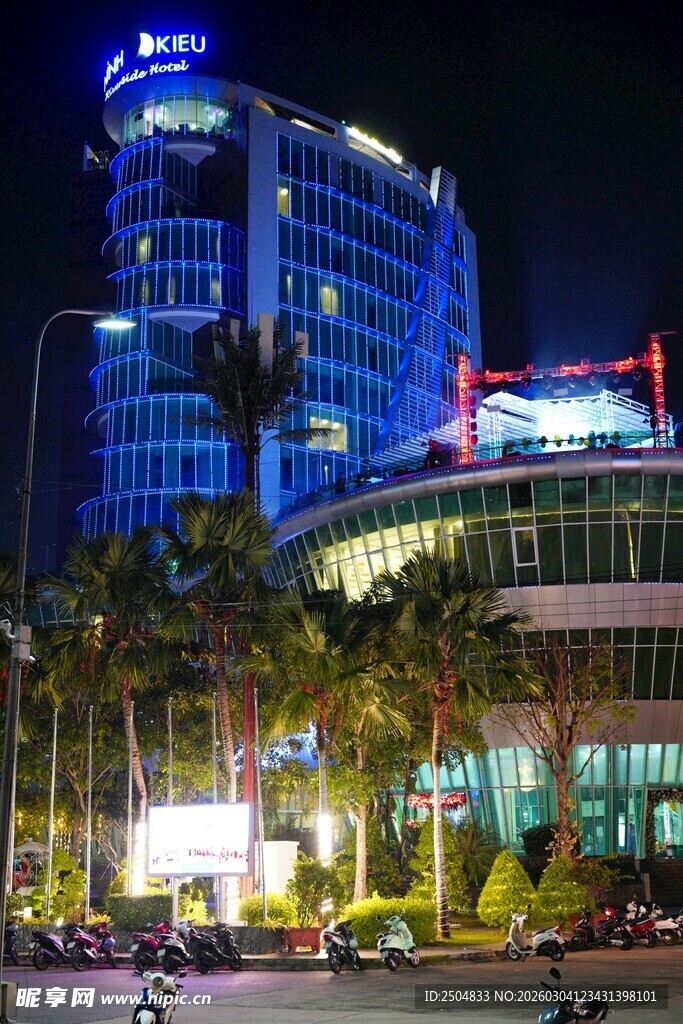 城市夜景中的璀璨高楼大厦