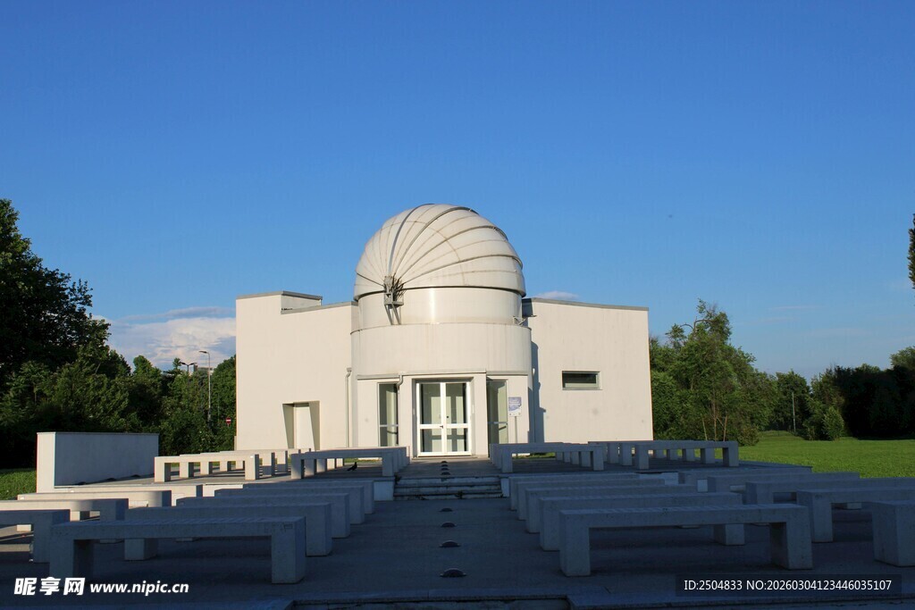 白色圆顶建筑外观景观