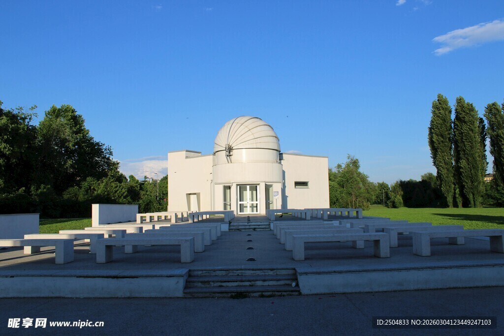 宏伟庄严的白色纪念建筑