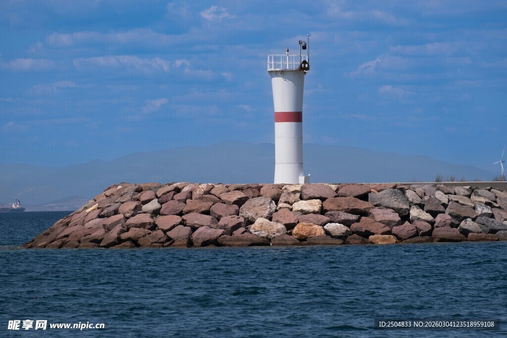 海上灯塔立于礁石之上
