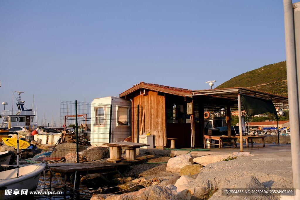 海边木质小屋码头景致