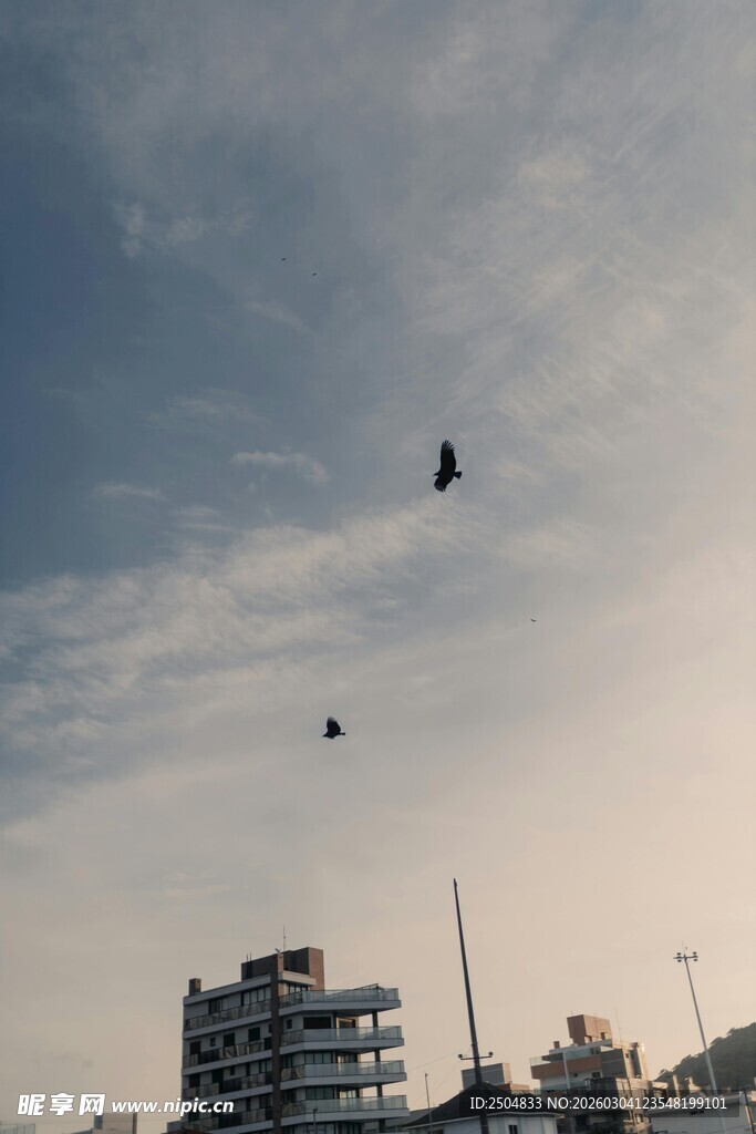 城市上空飞翔的神秘物体