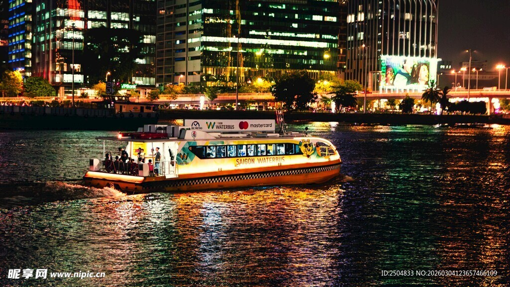 夜晚河畔的观光 船