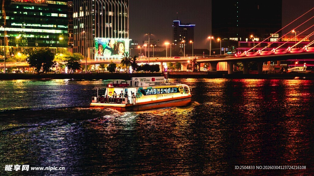 城市河畔夜景 船
