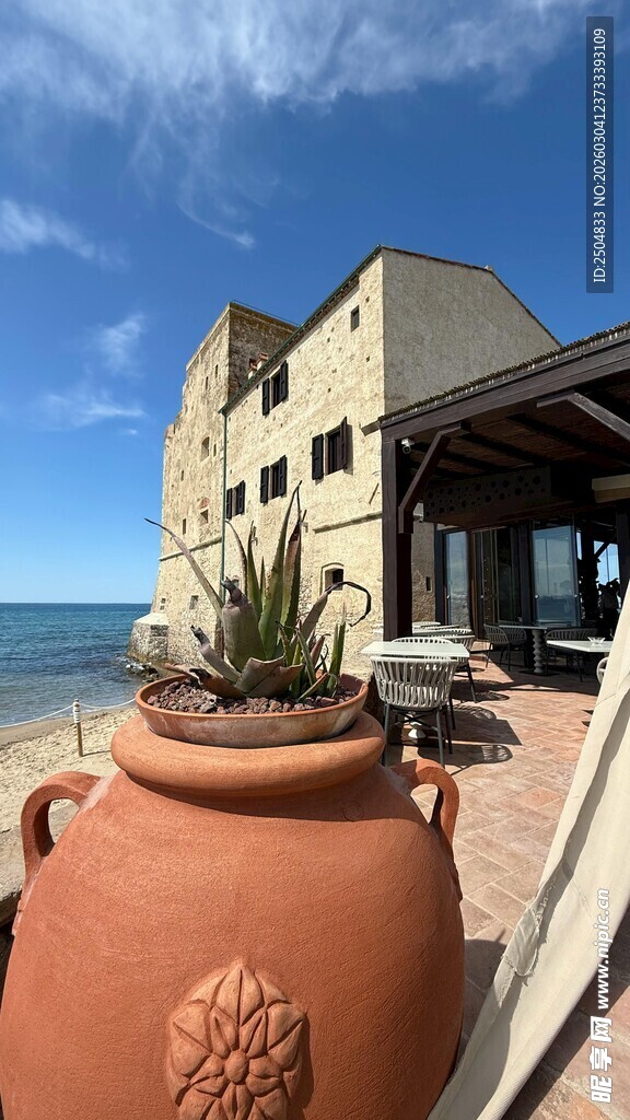 海边陶盆旁的特色建筑