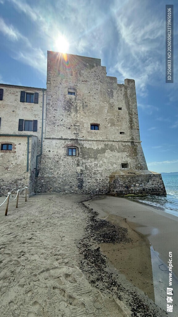 海边古老建筑与沙滩美景