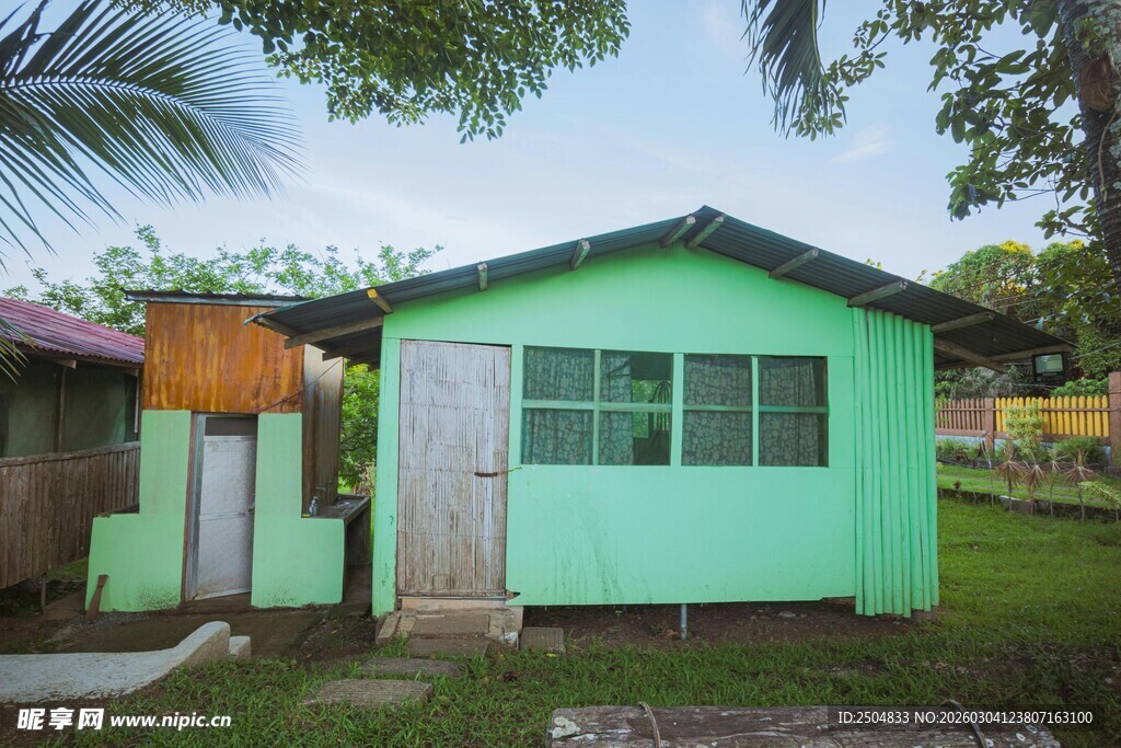 浅绿色小屋 自然环绕