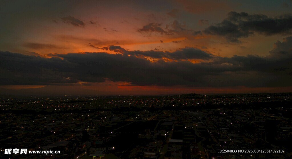 黄昏下的城市天际线景观