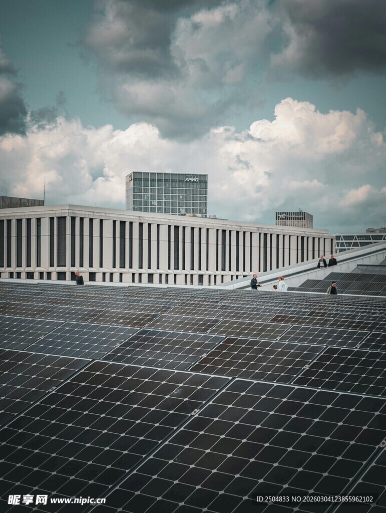 现代建筑旁的太阳能板阵列