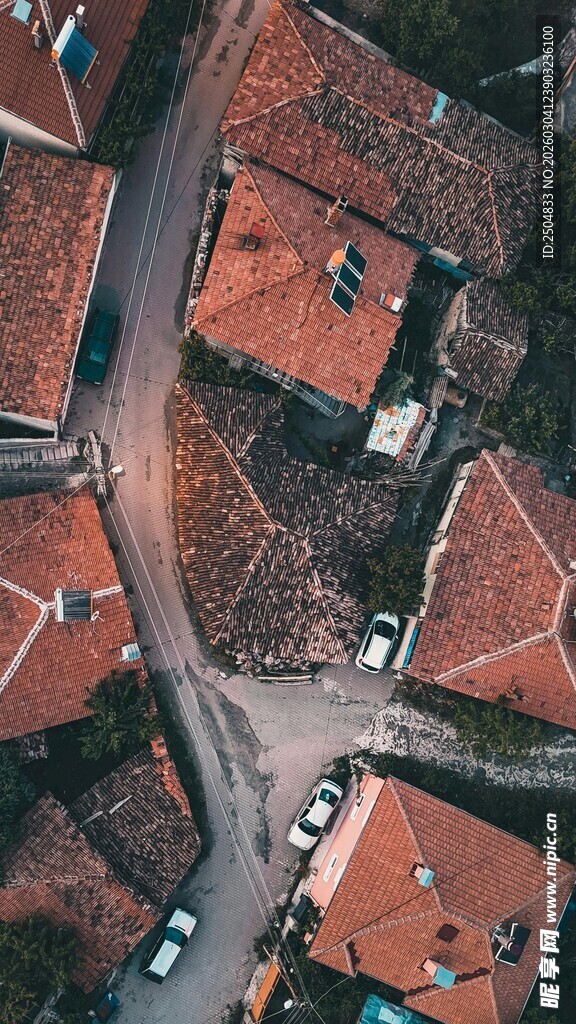 俯瞰红瓦屋顶小巷