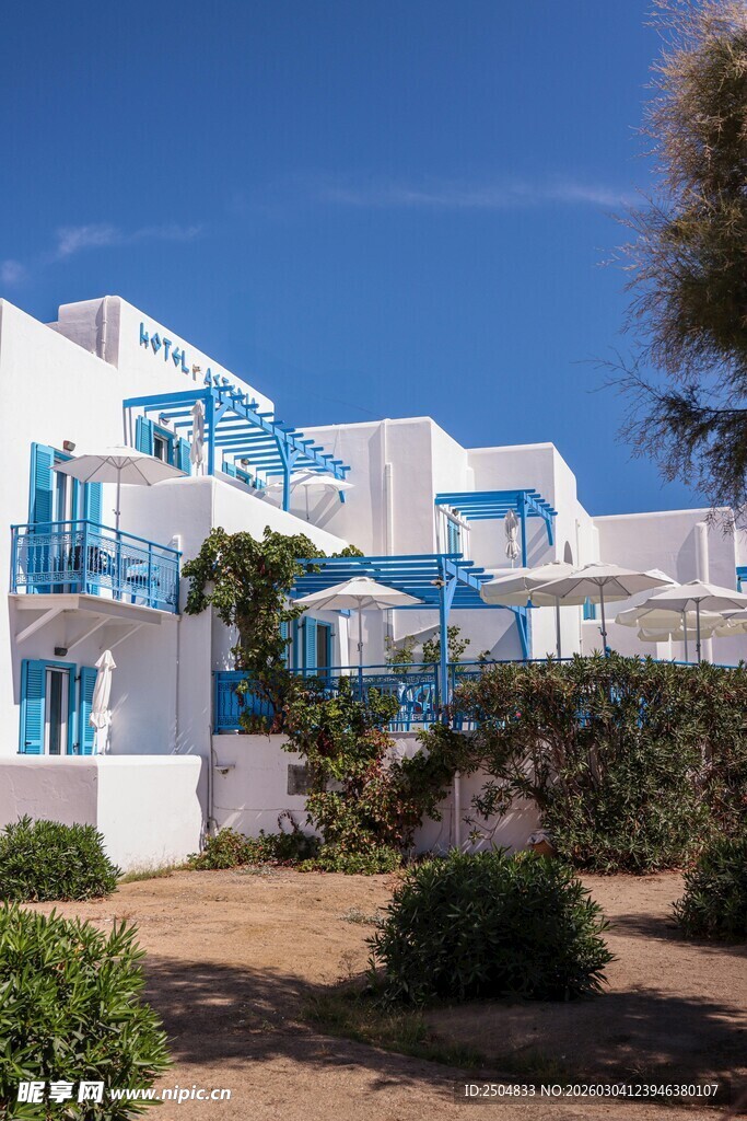 蓝白相间的海 度假建筑群