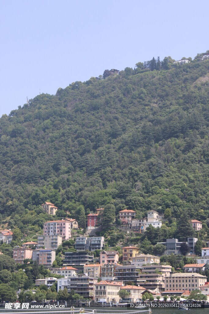 山脚下的多彩城镇风景