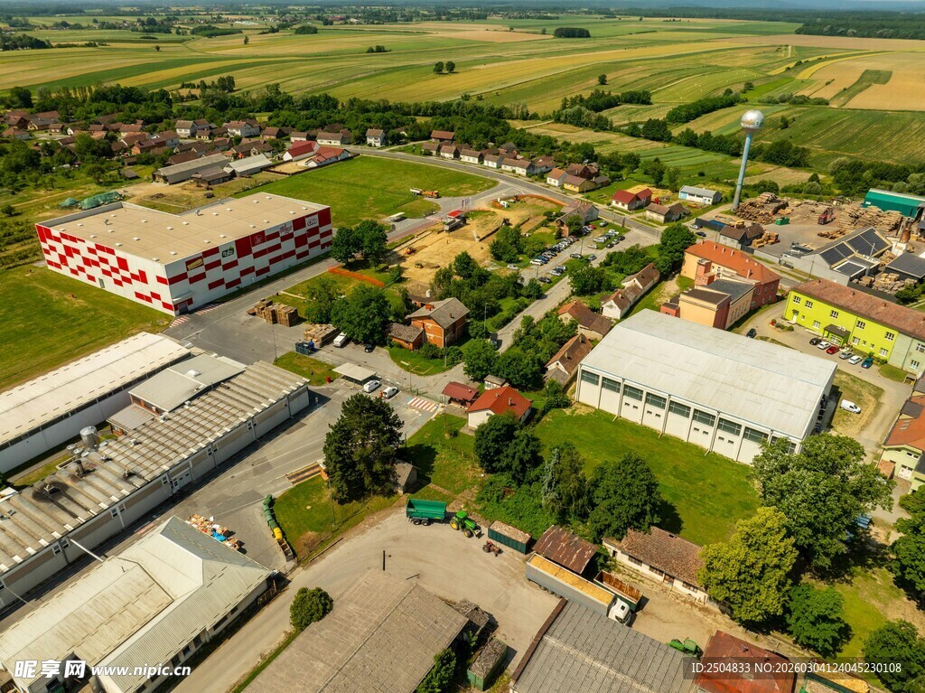 俯瞰乡村小镇风光