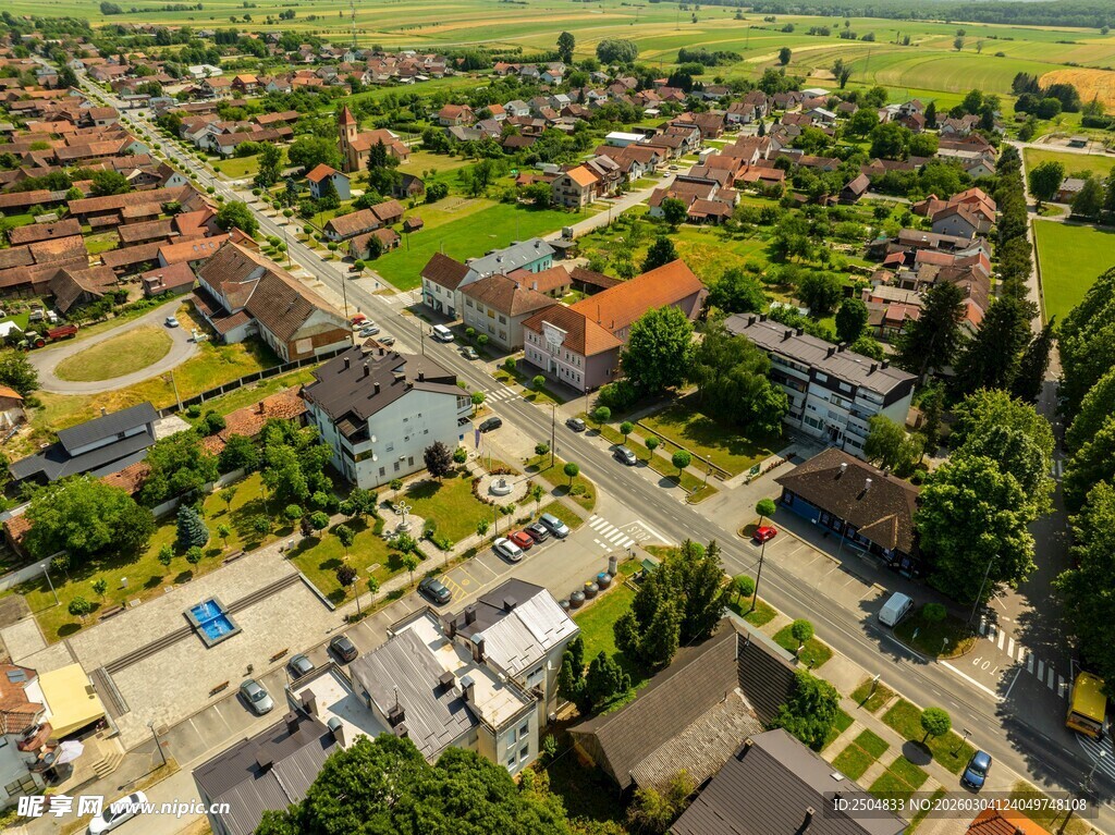 俯瞰宁静乡村住宅区