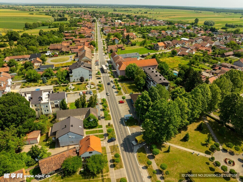 俯瞰宁静乡村小镇风光