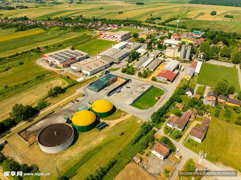 俯瞰乡村旁的工业设施