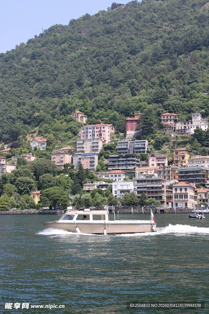 湖畔 船与山间小镇风光