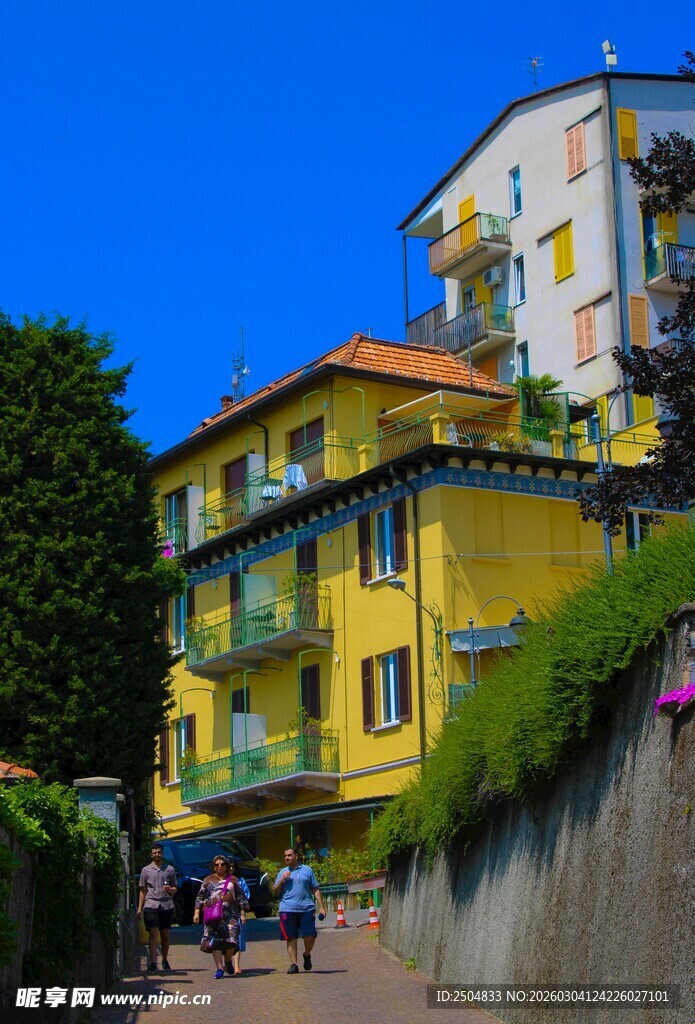 色彩明艳的山间房屋景观