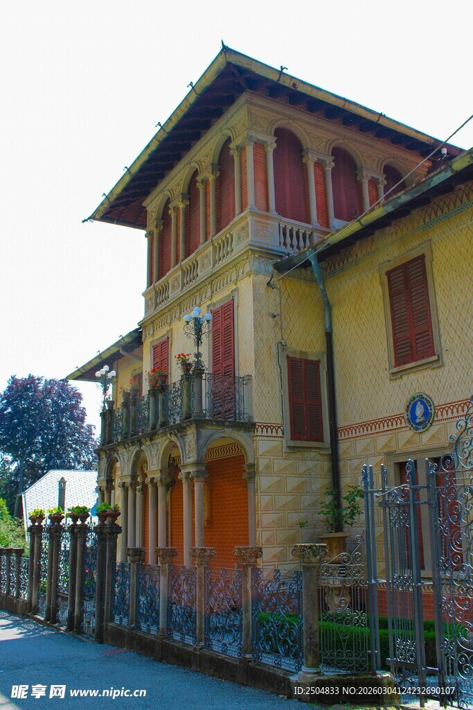 欧式风格两层黄色建筑