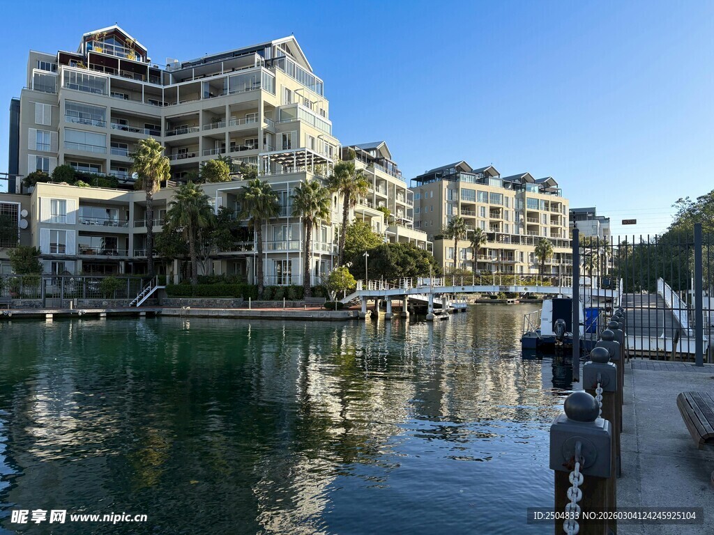 河畔优雅建筑群景观