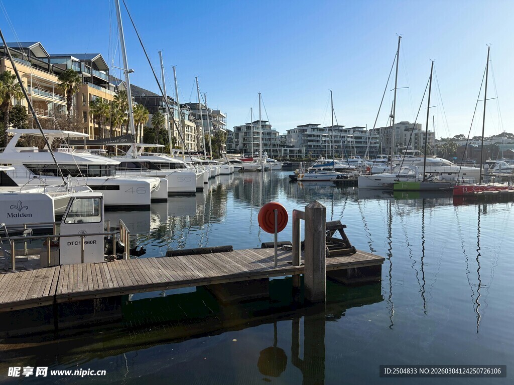 宁静港湾的停泊船只
