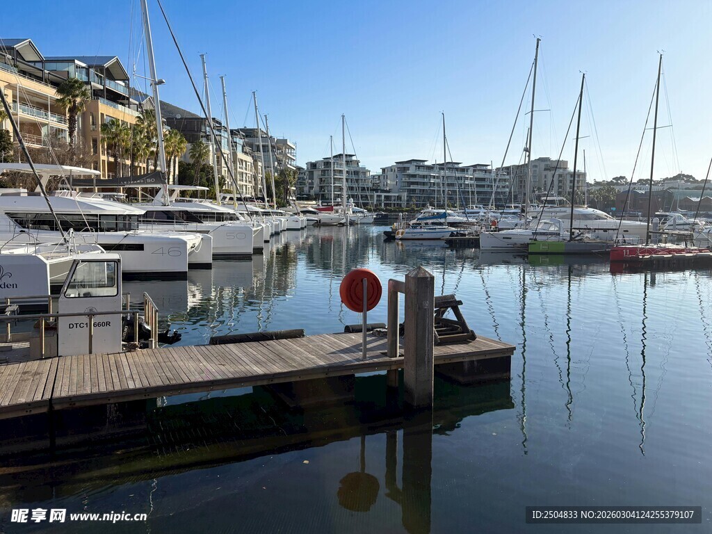 宁静港湾中的停泊船只