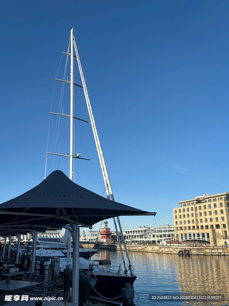 港口停泊的帆船与建筑