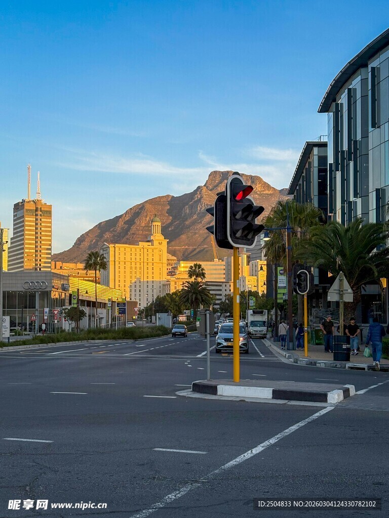 城市街道旁的壮丽山景