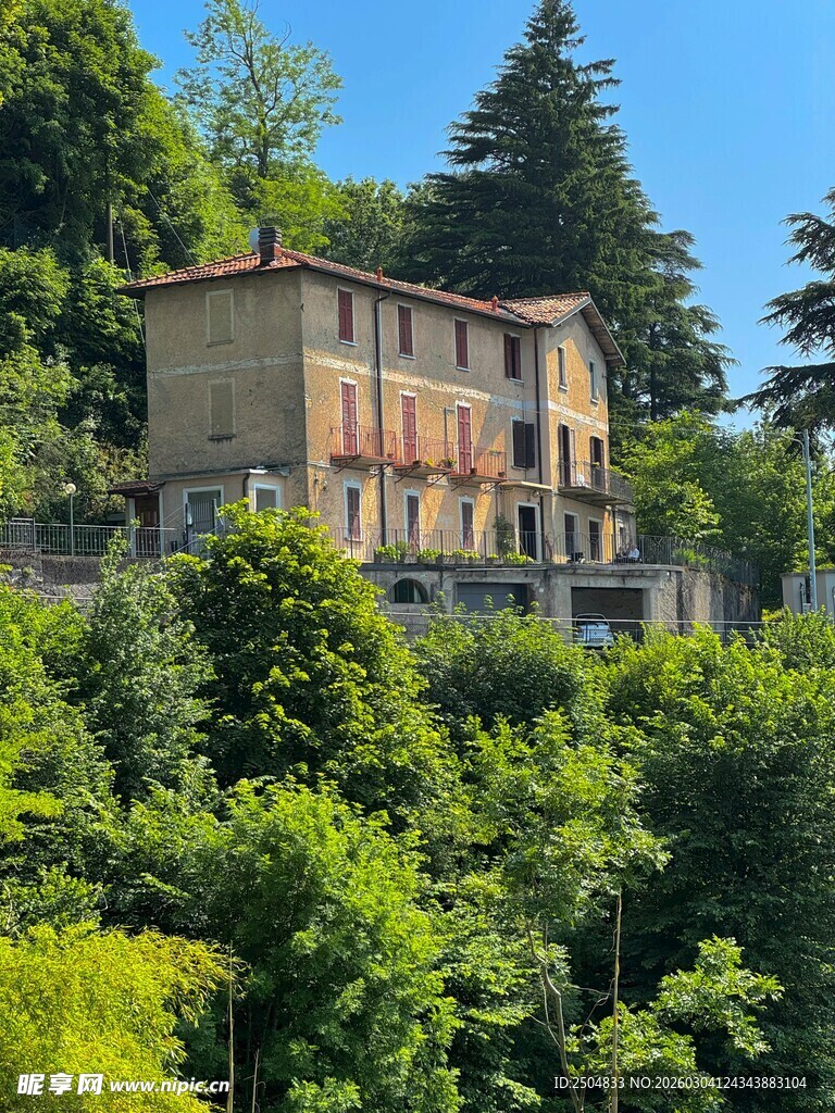 山间绿植环绕的古朴建筑