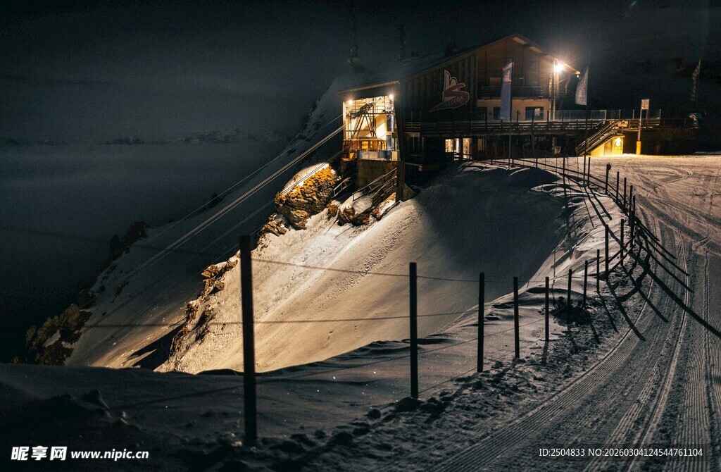 夜间滑雪场的灯光作业场景