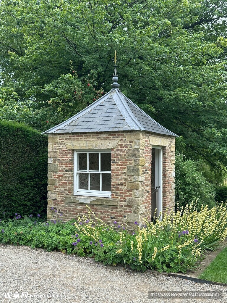 砖砌小屋 隐于绿意之中