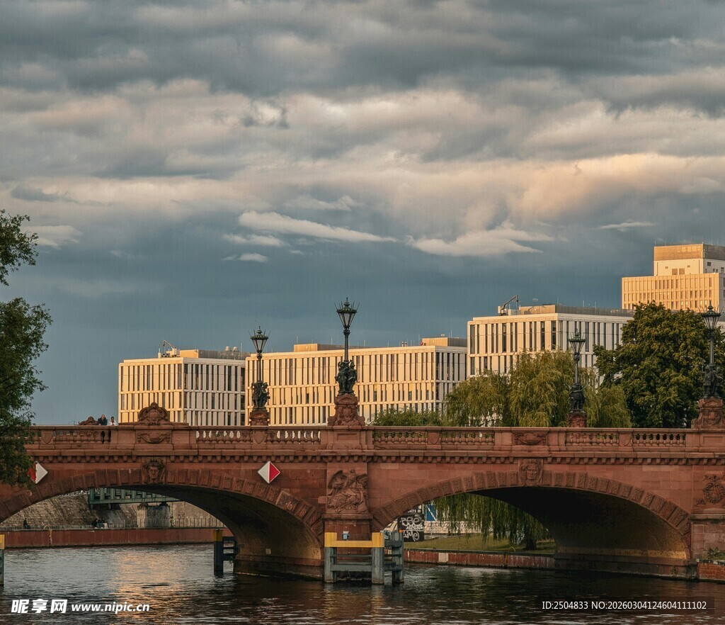 河畔石桥与城市建筑景观