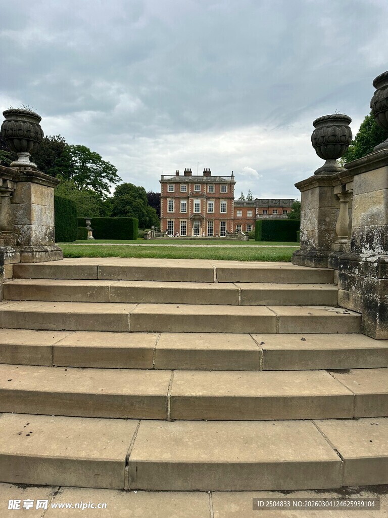 欧式庭院台阶与远处建筑