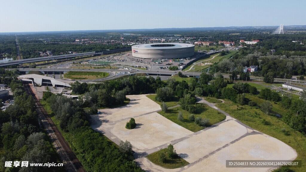 俯瞰城郊开阔空地景观