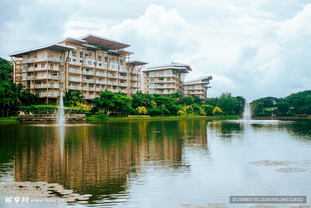 湖畔优雅建筑群景观