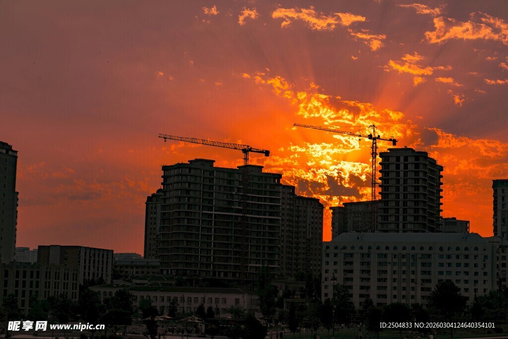 夕阳下的城市建筑剪影
