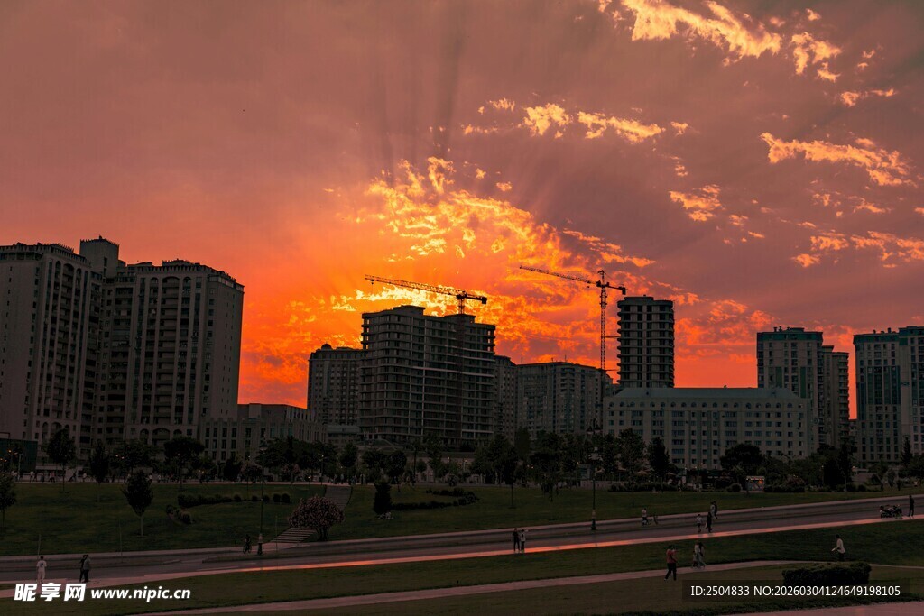夕阳下的城市天际线