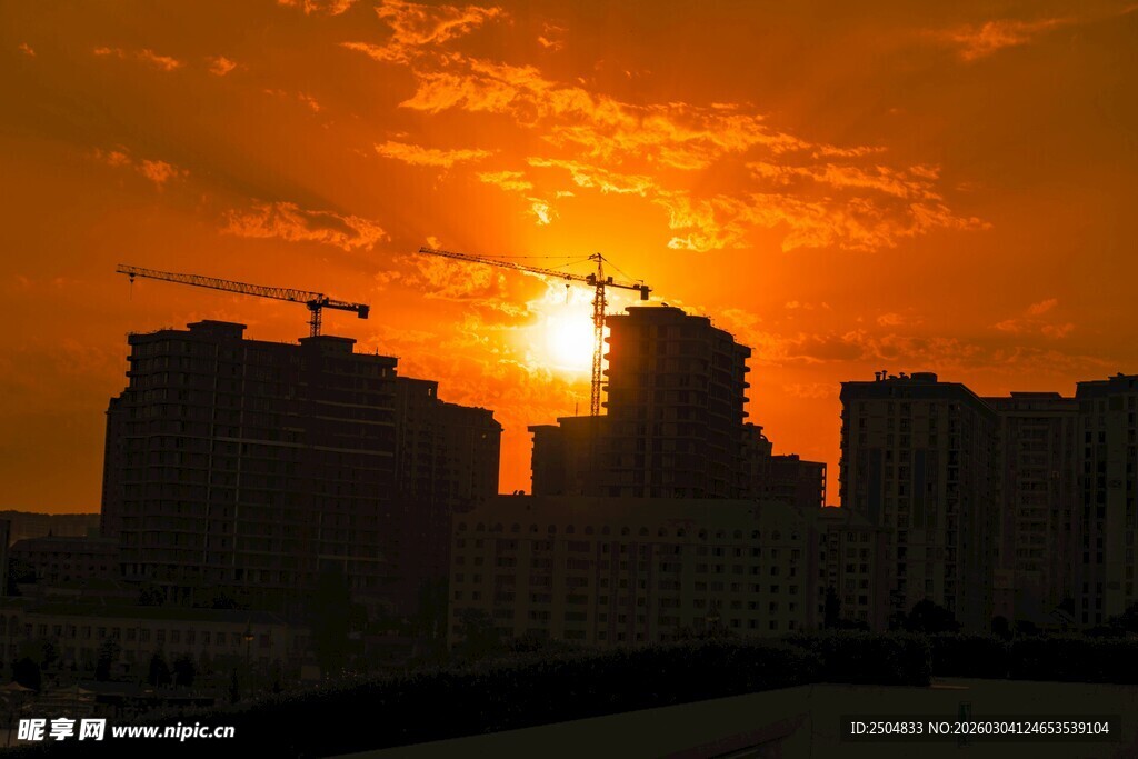 夕阳下的城市建筑剪影