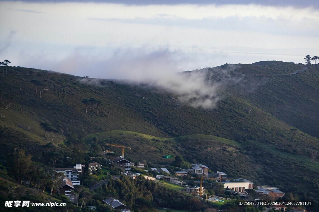山间云雾缭绕的美丽村落