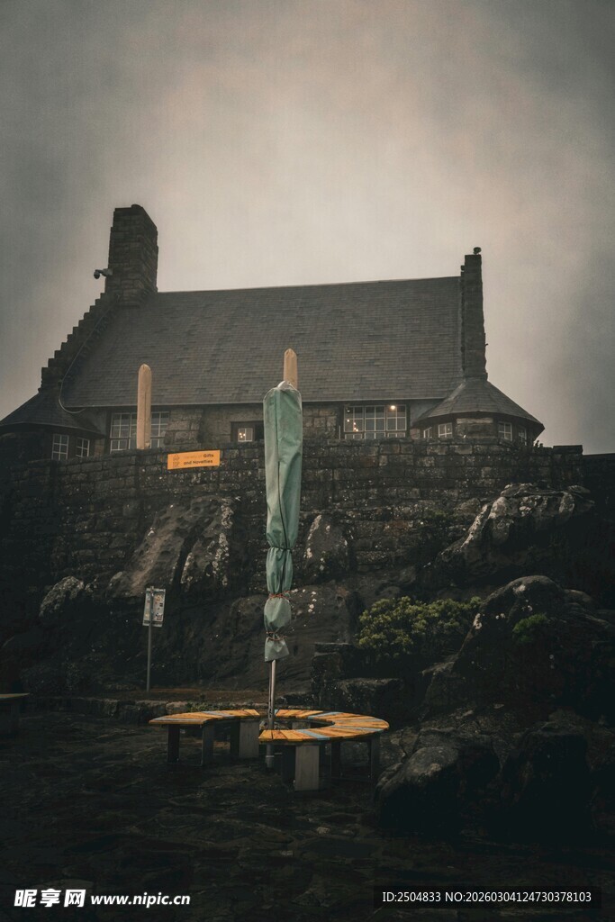 神秘古宅旁的奇幻绿光景观