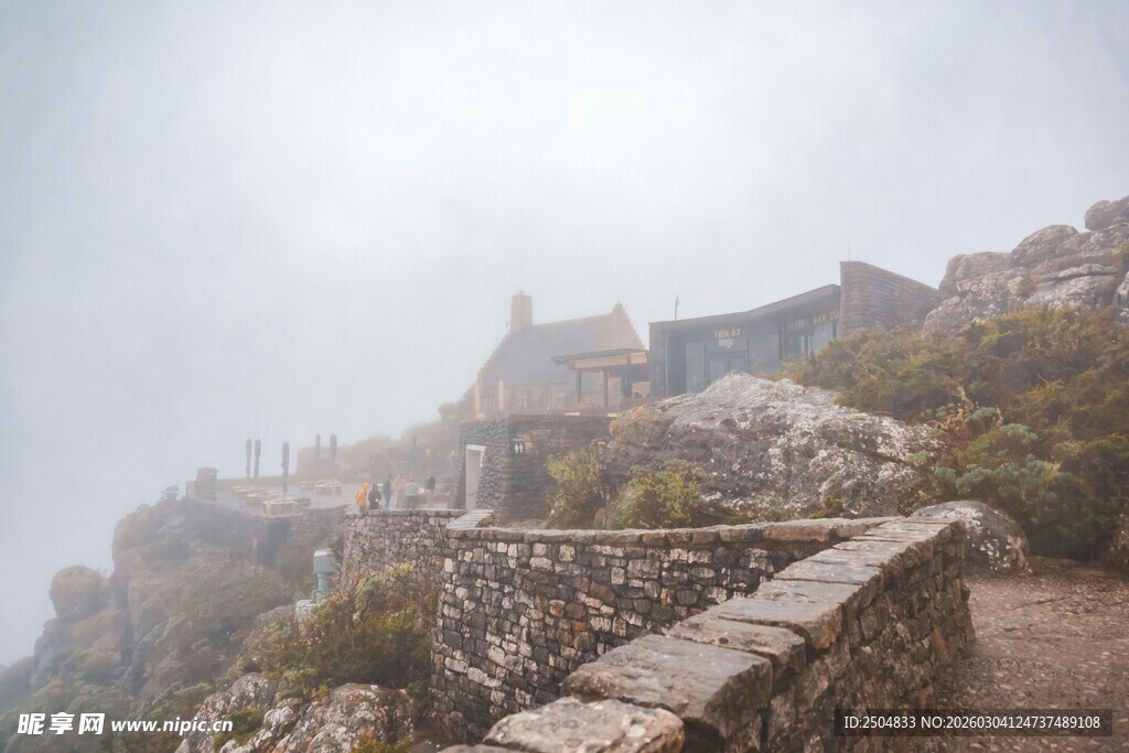 雾中城堡旁的石径风光