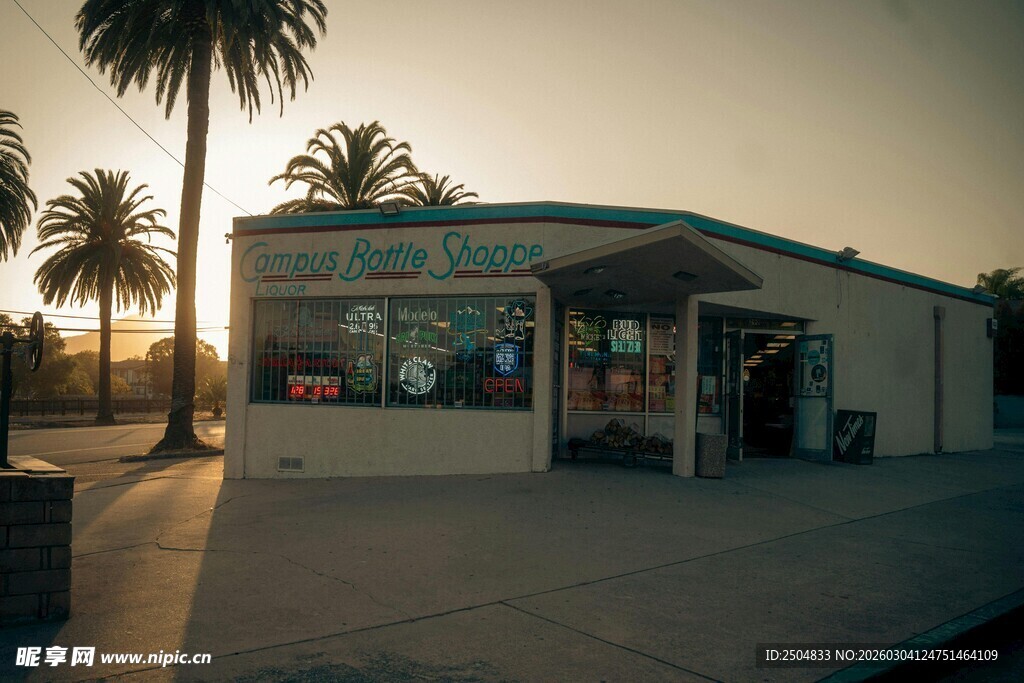 夕阳下的街边便利店